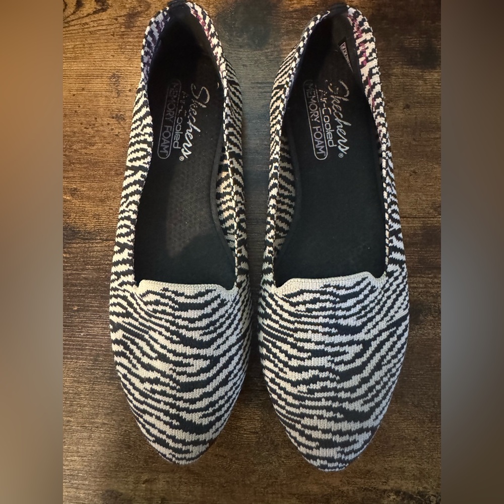 Skechers Black and White Zebra Print 9 loafers!